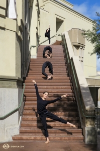 Op de trappen van Escondido California Center for the Arts vieren Angelia Wang (op de voorgrond) en drie andere danseressen Shen Yun’s 100K likes op Facebook. (foto door Kexin Li)
