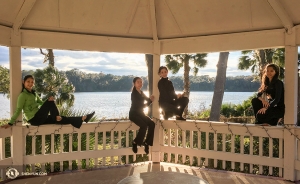 In Gainesville, Shen Yun International Company dancers enjoy the Florida winter. Left to right: Angela Xiao, Jiayuan Yang, Miranda Zhou-Galati, and Linjieh Huang. (photo by projectionist Annie Li)
