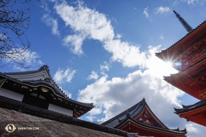 京都の清水寺を訪問。中国の唐朝を思わせる建築様式で千二百年前に建てられた。日本、韓国、台湾での公演を通して、古代文化の再訪ができる。（撮影：ダンサー、李可欣）