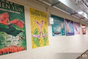 La Shen Yun World Company a achevé une partie de sa tournée au Canada au Living Arts Centre à Mississauga, où Shen Yun s’est produite plusieurs fois dans son histoire - la collection en coulisses des affiches de 2012 à 2017 en témoigne. Shen Yun sera encore à Vancouver le 29 janvier et à Toronto le 28 février.