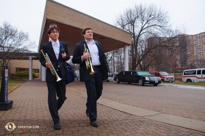 Och i Washington, DC, uppträdde Shen Yun International Company på Kennedy Center. Trumpetarna Sean Lin (till vänster) och Eric Robins längtar efter att få börja. (Foto av Hirofumi Kobayashi)
