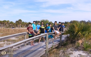 In Florida, Shen Yun International Company dancers enjoyed some time on the beach. 