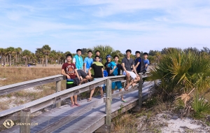 In Florida, Shen Yun International Company dancers enjoyed some time on the beach. 
