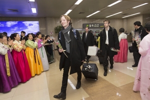 L’ingénieur du son de Shen Yun Jacob Wallenberg (à gauche) suivi du joueur de trombone Alistair Crawford et du bassiste Juraj Kukan à leur arrivée en Corée du Sud.
