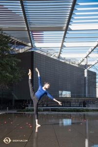La première danseuse Cheney Wu apprécie l'arrivée soudaine de l’été à Dallas, où la Shen Yun World Company s'est produite la semaine dernière. (Photo de la danseuse Stephanie Guo)