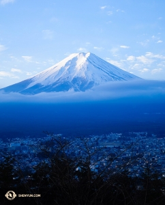 En welke fotocollectie van Japan zou compleet zijn zonder een prestigieuze foto van de berg Fuji, hier genomen tijdens de dageraad. (Foto door danser Felix Sun)
