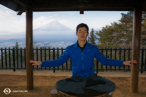 후지산의 아름다운 풍경과 사찰이 마음을 차분히 하고 자기 성찰의 시간을 갖게 했다. 무용수 알렉스 춘이 신성한 산이라 불리는 후지산을 배경으로 고요한 명상의 시간을 가졌다.