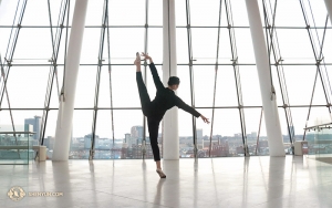 Dianggap sebagai salah satu teknik yang paling menantang bagi penari wanita, memerlukan fleksibilitas , kekuatan inti, dan keseimbangan yang luar biasa. (Foto oleh Kexin Li)