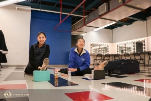 Les danseuses Megan Li (à gauche) et Kaidi Wu se détendent dans la loge.  
