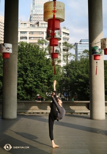 En sista bild på Angelia Wang som utför ”den gyllene standardkronan”. Den anses vara en av de mest utmanande teknikerna för kvinnliga dansare och kräver otrolig flexibilitet, inre styrka och balans. (Foto av Kexin Li)
