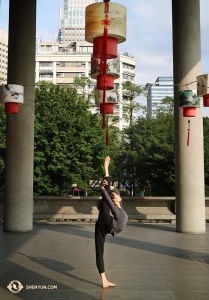 Een laatste foto van Angelia Wang die de “gouden standaard kroon” uitvoert. Deze wordt beschouwd als één van de meest uitdagende technieken voor vrouwelijke dansers, het vereist een ongelofelijke flexibiliteit, innerlijke kracht en balans. (Foto door Kexin Li)
