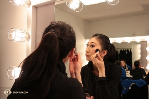 Questa volta, Helen Li è dietro la telecamera per scattare una foto alla ballerina Yuxuan Liu mentre si prepara per uno spettacolo a Kansas City.
