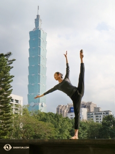 Angelia Wang voert de cháo tiān dēng (朝天蹬) uit, oftewel “een stap richting de hemel.” Deze foto is genomen op de rand van de veranda van Taipei National Sun Yat-Sen Memorial Hall, waar het gezelschap acht shows gaf in vijf dagen. (Foto door danseres Kexin Li)
