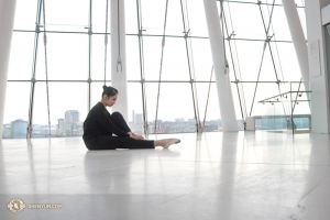 Helen Li attachant ses chaussons de danse. (Photo de Diana Teng)
