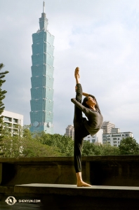 Vi börjar våra bilder denna vecka i Taipei, där Shen Yun New York Company påbörjade den taiwanesiska delen av Asienturnén. Solistdansaren Angelia Wang intar en pose som matchar den otroligt höga skyskrapan: Taipei 101. Hon visar här zǐ jīn guān (紫金 冠), eller ”den gyllene standardkronan”. (Foto av dansaren Kexin Li) 