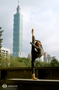 We begonnen deze week met onze foto's in Taipei, waar Shen Yun New York Company startte met het Taiwan gedeelte van haar Azië tour. Hoofddanseres Angelia Wang poseert in het verlengde van de superhoge wolkenkrabber: Taipei 101. Hier demonstreert ze de zǐ jīn guān (紫金冠), oftewel de “gouden standaard kroon.” (Foto door danseres Kexin Li)
