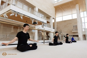 Setelah sesi latihan, penari seperti Steve Feng (kiri) menyeimbangkan upaya kerasnya dengan kedamaian batin, berlatih meditasi Falun Dafa diiringi musik lembut. (Foto oleh Jeff Chuang)
