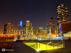 從劇院和千禧公園的方向一覽芝加哥的夜景。（攝影：Jun Liang）
