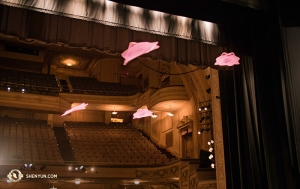 Training mit fliegenden Taschentüchern vor einer Aufführung in Philadelphia. Auch in der Luft bewegen sich die magischen Tücher in Formation! (Foto: Annie Li, Bühnenprojektion)