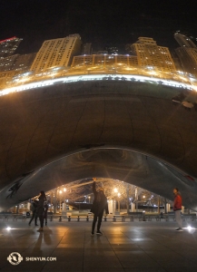 Tanečník Patrick Trang prociťuje sílu obrovské chicagské zrcadlící fazole kdysi známé i jako Cloud Gate. (fotil tanečník Ben Chen)
