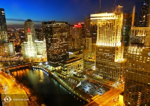 Diese Woche starten wir unsere Fototour mit der Skyline von Chicago; die Shen Yun World Company zeigte acht Aufführungen im Harris Theater. (Foto: Tänzer Joe Huang)
