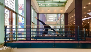 Tra spettacoli, prove, viaggi e altro non avanza molto tempo ma quando possono i ballerini praticano la loro arte. La danzatrice Olivia Chang al Buell Theatre di Denver (foto di Annie Li)
