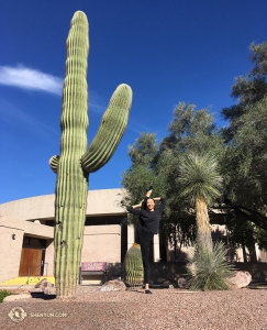 Och till sist, i Arizona förbereder sig solistdansaren Chelsea Cai och Shen Yun International Company för föreställningar i Tucson, Phoenix och Mesa med att stretcha lite extra. (Foto av Annie Li)
