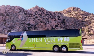 La Shen Yun International Company  s’est produite au Las Vegas’ Smith Center. Ici, les danseurs s’entraînent dans le hall ensoleillé du théâtre. (Photo de la projectionniste Annie Li)
