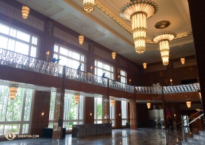 Shen Yun International Company performed at Las Vegas’ Smith Center. Here, dancers take class in the theater’s sunlit lobby. (Photo by projectionist Annie Li) 
