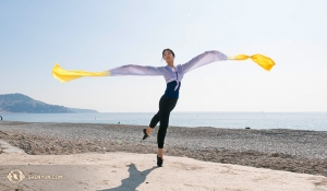 Und vor dem Aufbruch in die zweite Stadt, Aix-en-Provence, genoss das Esnemble einen friedlichen Morgen an der französischen Riviera. Tänzerin Stephanie Guo. (Foto: Tänzerin Lily Wang)
