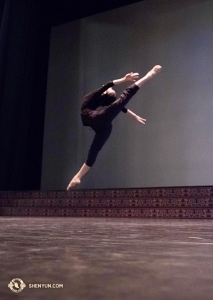 Danseres Michelle Wu warmt zich op in het Teatro degli Arcimboldi in Milaan. Wat je niet op de foto kunt zien is hoe aflopend het podium is, naar beneden aflopend naar het publiek. In Europa betekent downstage vaak ook letterlijk laag. (Foto door danseres Stephanie Guo)
