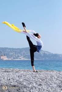 Die Tänzerin Zizhen Yu schaut auf das ruhige Meer. (Foto: Tänzerin Nancy Wang)