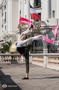 De l’autre coté du pays, dans le Massachusetts, le danseur Alan Lee réalise son salto facial, dans le hall du magnifique Hanover Theatre à Worcester, connu sous le nom de Woosta. (Photo du danseur Daren Chou)
