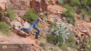 Le premier danseur Alvin Song, qui joue cette année le rôle d’un jeune homme qui part en «  voyage » dans un autre monde dans « Un Voyage dans le Temps », reproduit un mouvement hasardeux en essayant de cueillir des fleurs dangereusement perchées pour sa bien-aimée. (Photo de Hirofumi Kobayashi)