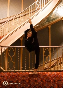 La première danseuse Elsie Shi à Phoenix. Si vous pensez que ça, c’est être flexible, vous avez raison. Mais continuez à cliquer. (Photo d’Annie Li)