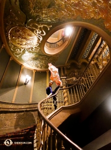 La première danseuse Chelsea Cai pose avec une écharpe de la boutique de Shen Yun parmi les motifs baroques espagnols de l'Orpheum à Phénix. (Photo d’Annie Li)
