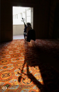 À l'intérieur du magnifique hall d’entrée du Phoenix Orpheum Theatre, Liang Yu joue du pipa, aussi connu comme la mandoline chinoise à quatre cordes. (Photo de la projectionniste Annie Li)
