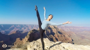 Den här veckan tar vi en paus från Europa och fångar några scener från sydvästra USA där Shen Yun International Company turnerar. Solistdansare Chelsea Cai njuter av solen vid Grand Canyon.
