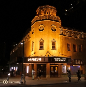 A l’extérieur de l’Orpheum, la nuit est silencieuse. C'est parce que tout le monde est à l'intérieur...
