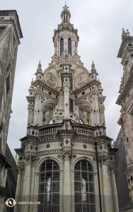 Zámek byl postaven v první polovině šestnáctého století. Tato věž je její největší pýchou – říká se, že její dvojitě spirálovité schodiště navrhl Leonardo da Vinci. (fotil klarinetista Kiril Penchev)