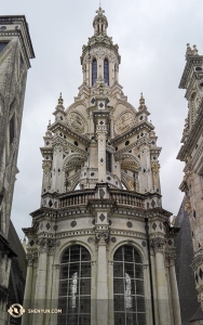 Le château a été construit durant la première moitié du 16ème siècle. Cette tour abrite son attraction la plus célèbre : l’escalier à double révolution, probablement conçu par Léonard de Vinci. (Photo du trompettiste Kiril Penchev)
