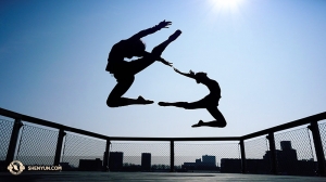 Le ballerine della Shen Yun World Company Michelle Wu e Stephanie Guo sul balcone del Nieuwe Luxor Theater a Rotterdam, Paesi Bassi 
