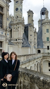 Solistka grająca na erhu Linda Zhen Wang (po lewej) i koncertmistrzyni Astrid Martig w Chambord.
