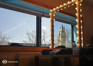 Die nächsten Auftritte der Kompanie haben in der belgischen Stadt Brügge stattgefunden. Auf diesem Foto spiegelt sich die  St.-Salvator-Kathedrale im Spiegel des Umkleideraumes. (Foto: Tänzerin Jun Liang)