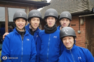 Tous sont revenus sains et sauf de l'aventure. De gauche à droite : les danseurs Jeff Chuang, Patrick Trang, Rui Suzuki, Jason Pan et Rubi Zhang. (Photo de Jun Liang)