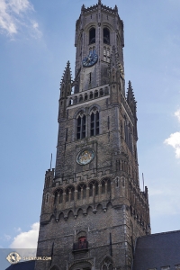 Een paar dansers kregen ondanks de twee voorstellingen de gelegenheid om het schilderachtige stadje te bekijken. Een torenklok op de markt van Brugge. (Foto door Jun Liang)
