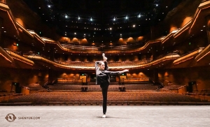 Dancer Yuting Huang at the Ikeda Theater in Mesa, Arizona. (Photo by Annie Li)