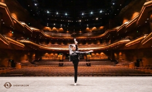 Dancer Yuting Huang at the Ikeda Theater in Mesa, Arizona. (Photo by Annie Li)
