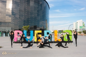 Nel frattempo, la Shen Yun Touring Company si esibiva a Puebla, in Messico per lo più all'interno del teatro
