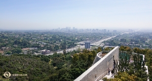 Torna negli Stati Uniti, la Shen Yun International Company ha continuato il suo fitto programma nel sud della California. Una veduta del centro di Los Angeles dalla cima del Getty Museum... peccato per lo smog ... (foto della proiezionista Annie Li)
